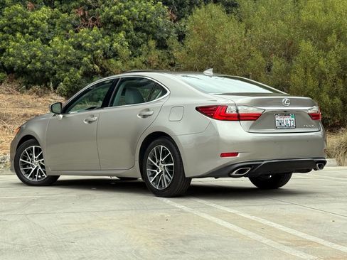 Used 2017 Lexus ES 350 w/ Premium Package FWD image 2