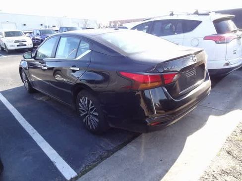 Used 2024 Nissan Altima 2.5 SV image 6
