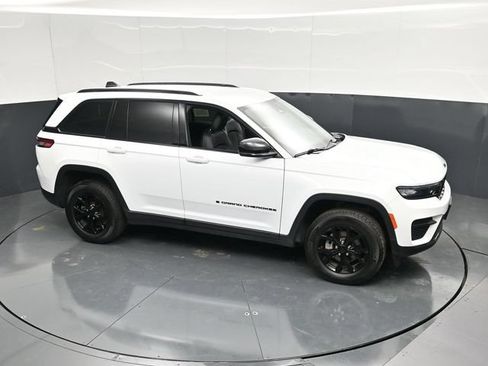 Used 2025 Jeep Grand Cherokee Altitude AWD/4WD image 45