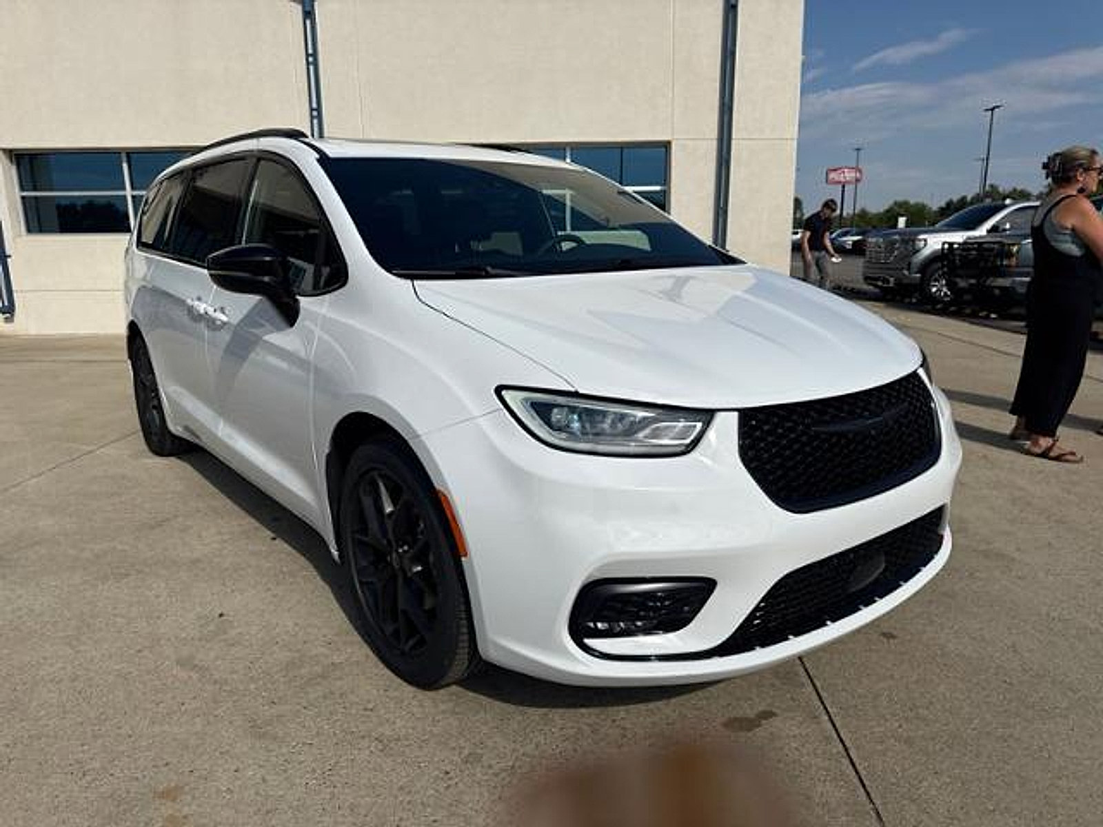 Used 2025 Chrysler Pacifica Limited FWD image 3