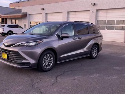 Used 2024 Toyota Sienna LE image 5