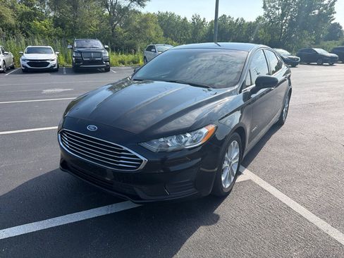 Used 2019 Ford Fusion SE FWD image 2