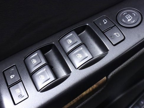 Used 2019 Chevrolet Suburban LT image 26