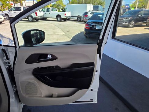 Used 2021 Chrysler Voyager Lxi FWD image 22