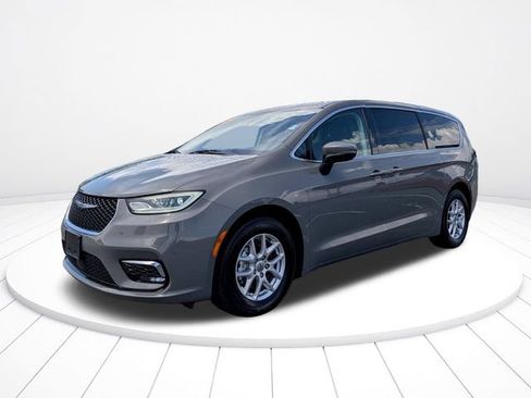 Used 2023 Chrysler Pacifica Touring-L FWD image 7