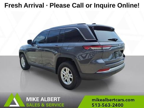 Used 2023 Jeep Grand Cherokee Laredo AWD/4WD image 5