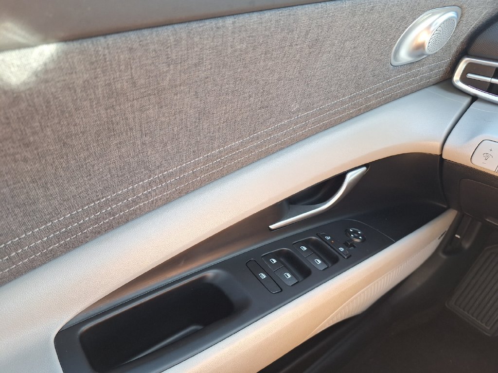 Used 2024 Hyundai Elantra Limited FWD image 17