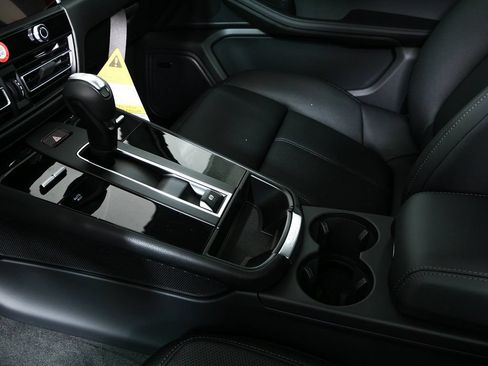 Certified 2026 Porsche Macan AWD/4WD image 18
