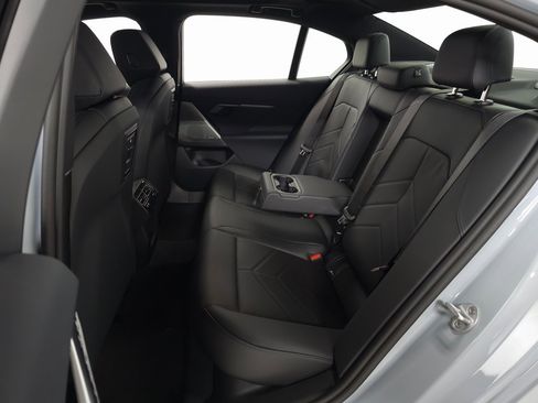 Used 2026 BMW 550e xDrive 550e xDrive w/ Premium Package image 32