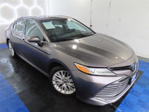 Used 2020 Toyota Camry XLE image 5