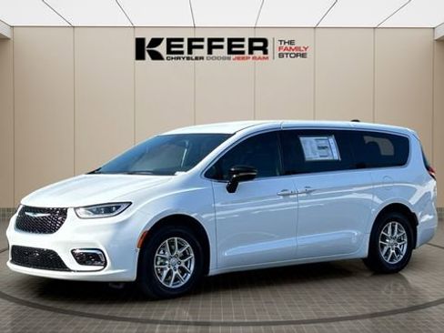 New 2026 Chrysler Pacifica Select image 5