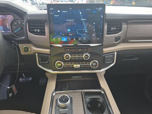 Used 2024 Ford Expedition Limited image 18