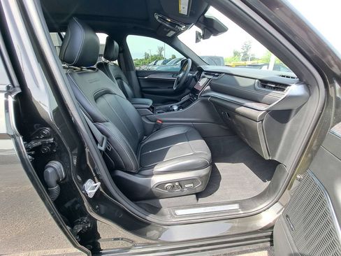 Used 2023 Jeep Grand Cherokee Overland AWD/4WD image 36