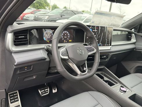 New 2026 Volkswagen Tiguan SE R-Line FWD image 10