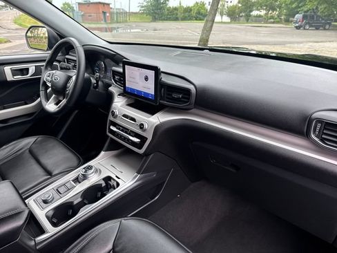 Used 2023 Ford Explorer XLT w/ Equipment Group 202A AWD/4WD image 41