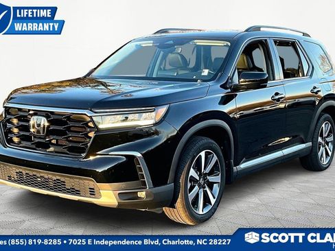 Used 2025 Honda Pilot Touring image 3