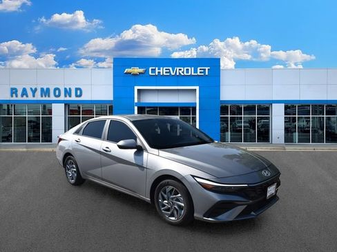Used 2024 Hyundai Elantra SEL FWD image 11