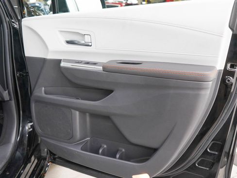 Used 2024 Toyota Sienna XSE FWD image 9