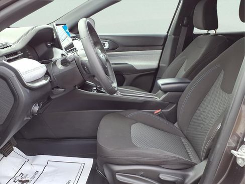 Used 2023 Jeep Compass Sport image 8