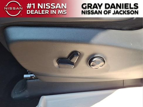 Used 2024 Chrysler Pacifica Touring-L FWD image 13