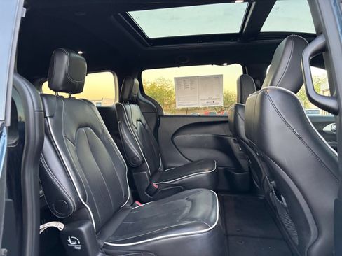 Used 2025 Chrysler Pacifica Limited FWD image 29