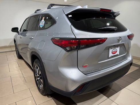 Certified 2022 Toyota Highlander XLE image 3