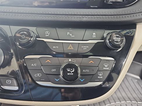 Used 2018 Chrysler Pacifica Limited image 31