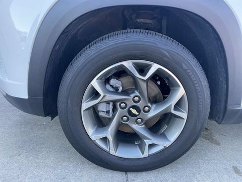 Used 2025 Chevrolet Trax LT FWD image 13