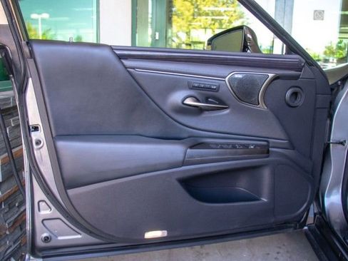 Used 2019 Lexus ES 350 Ultra Luxury w/ Accessory Package image 9