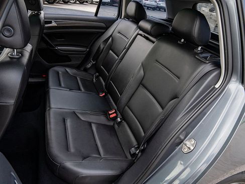 Used 2018 Volkswagen Golf SE image 17