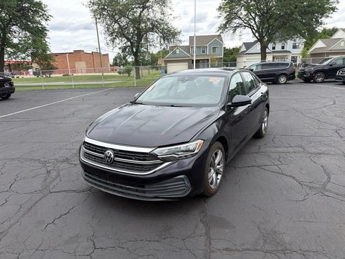 Used 2024 Volkswagen Jetta SE FWD image 2