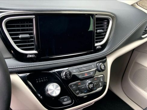 Used 2024 Chrysler Pacifica Limited FWD image 28