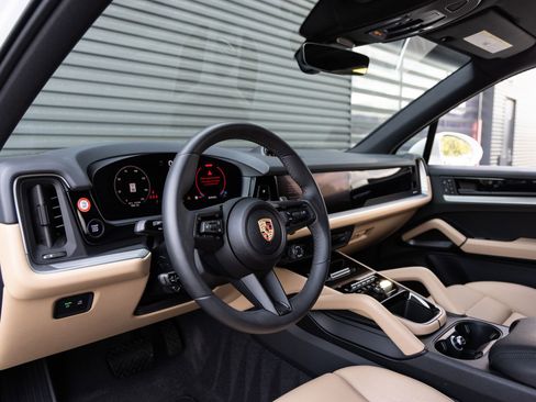 New 2025 Porsche Cayenne image 4