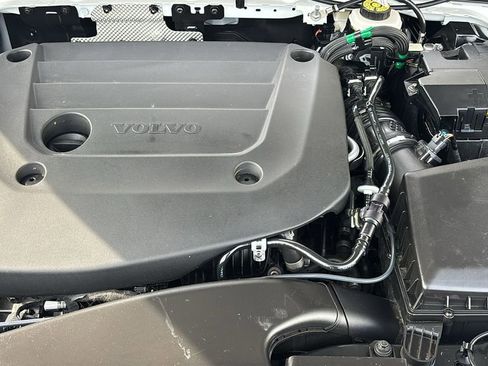 Certified 2025 Volvo XC40 B5 Plus AWD/4WD image 30