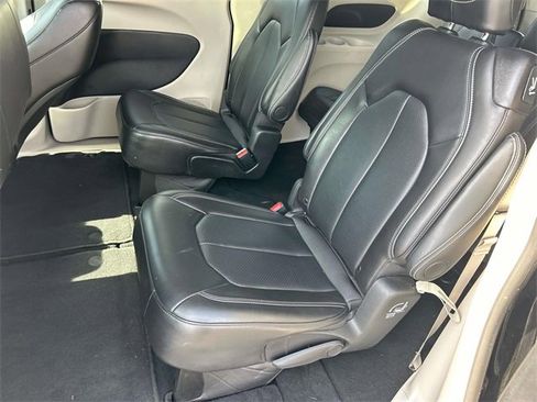 Used 2024 Chrysler Pacifica Touring-L image 18