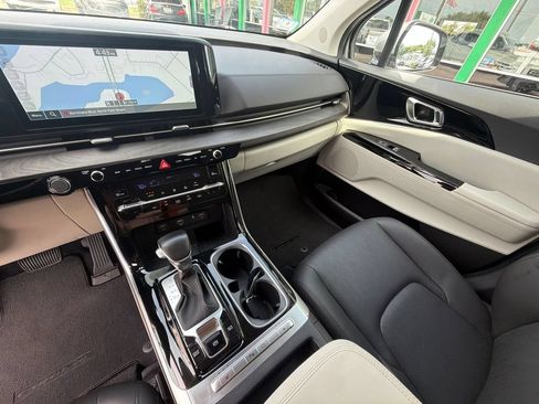 Used 2024 Kia Carnival EX FWD image 21