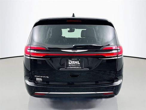 Used 2024 Chrysler Pacifica Touring-L FWD image 12