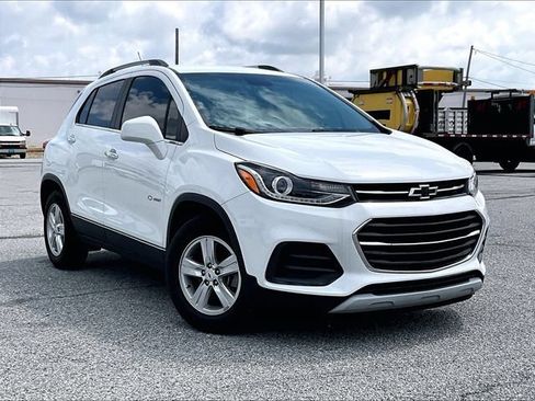 Used 2020 Chevrolet Trax LT w/ LT Convenience Package FWD image 1