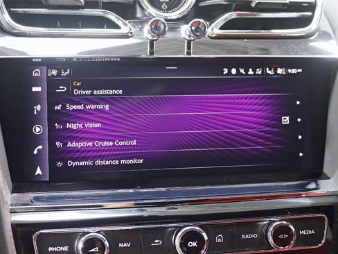 Used 2022 Bentley Bentayga image 24