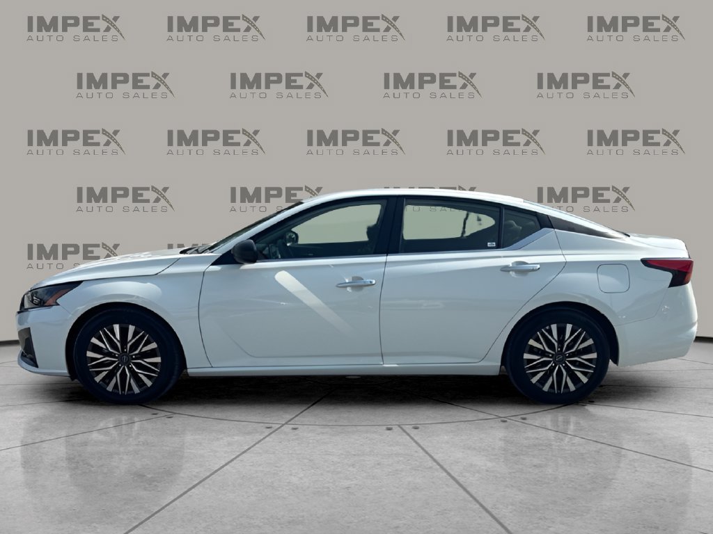 Used 2025 Nissan Altima 2.5 SV FWD image 2