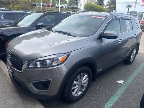 Used 2017 Kia Sorento LX w/ LX Convenience Package image 3
