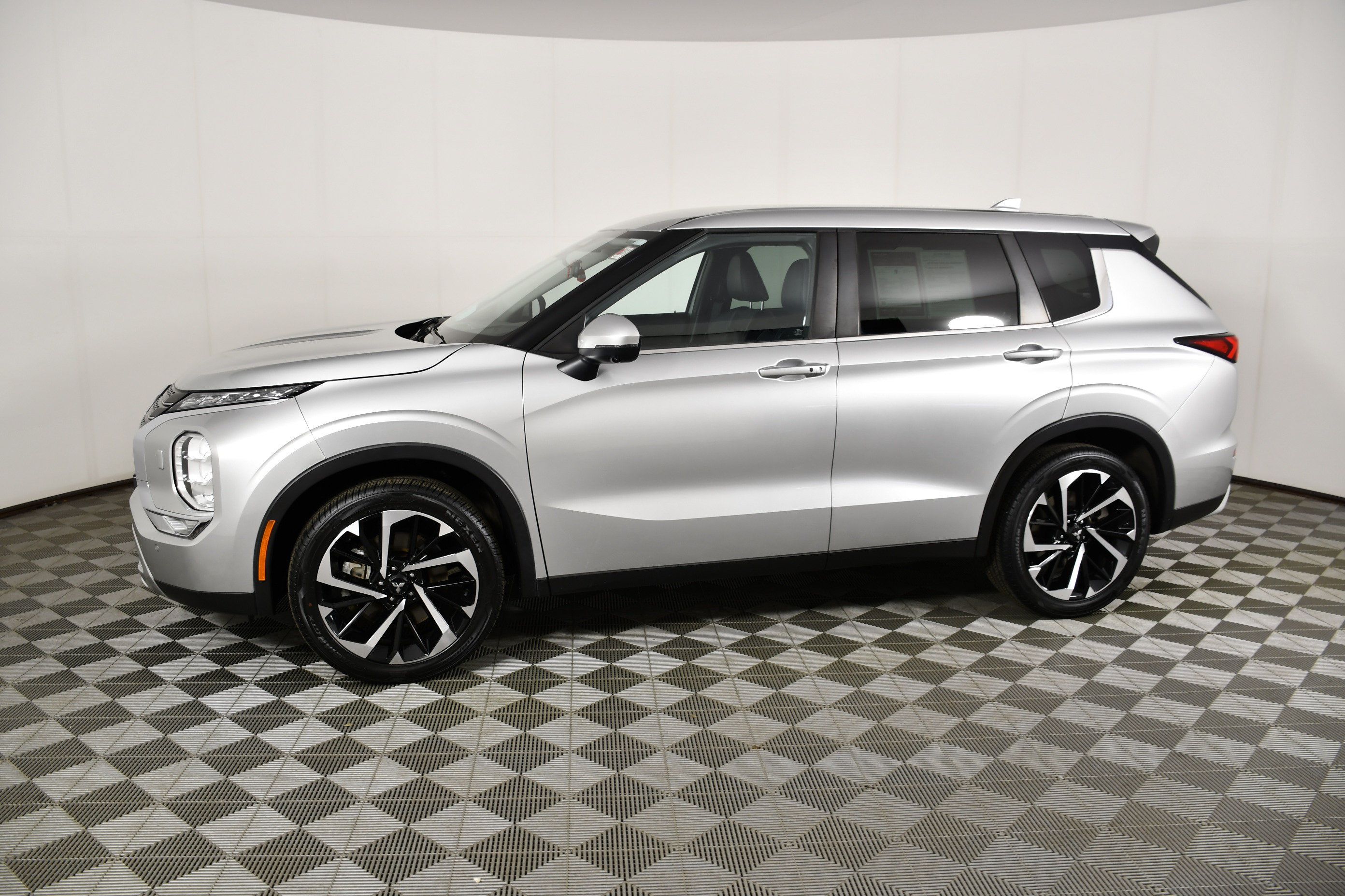 Used 2022 Mitsubishi Outlander SE AWD/4WD image 9