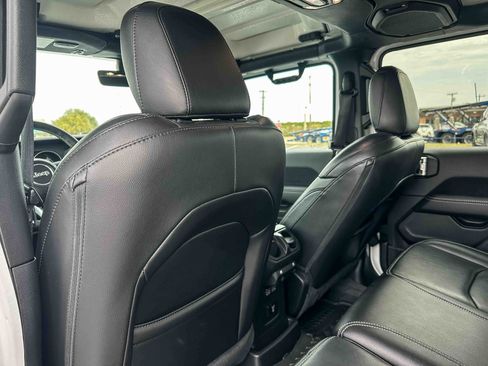 Used 2022 Jeep Wrangler Unlimited Sahara w/ Cold Weather Group image 17