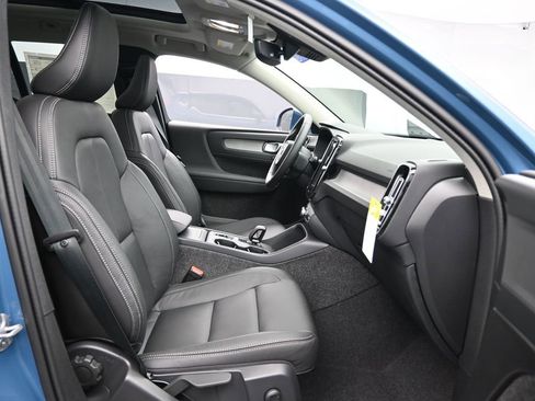 New 2025 Volvo XC40 B5 Core w/ Climate Package image 28