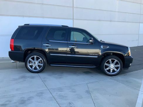 Used 2011 Cadillac Escalade Luxury AWD/4WD image 6