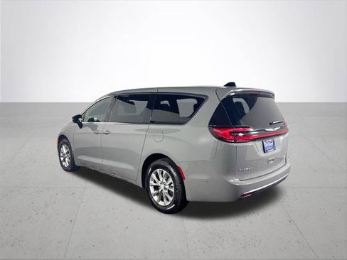 Certified 2025 Chrysler Pacifica Select AWD/4WD image 9
