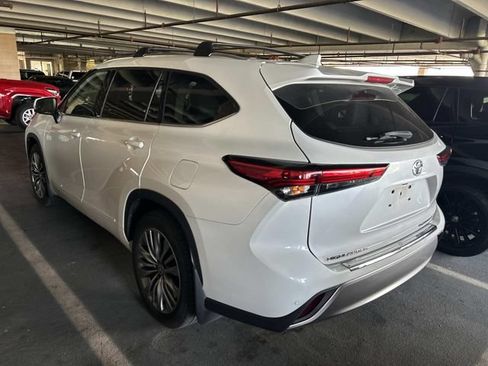 Used 2022 Toyota Highlander Platinum AWD/4WD image 2
