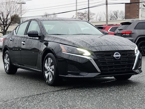 Used 2025 Nissan Altima 2.5 S FWD image 2
