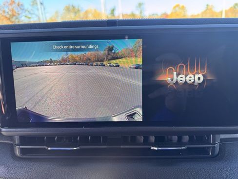 Used 2025 Jeep Gladiator Sport image 7