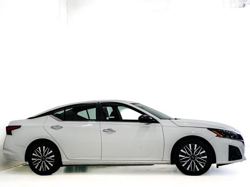 Used 2025 Nissan Altima 2.5 SV FWD image 4